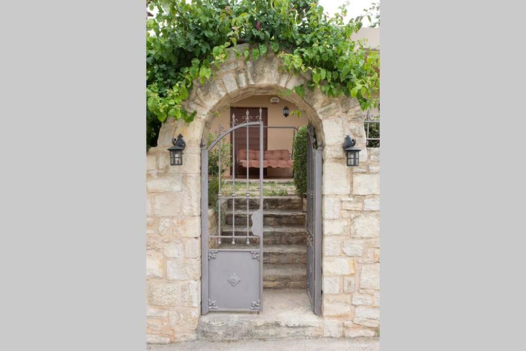 Heraklion Comfy House With Mountain View Exterior photo